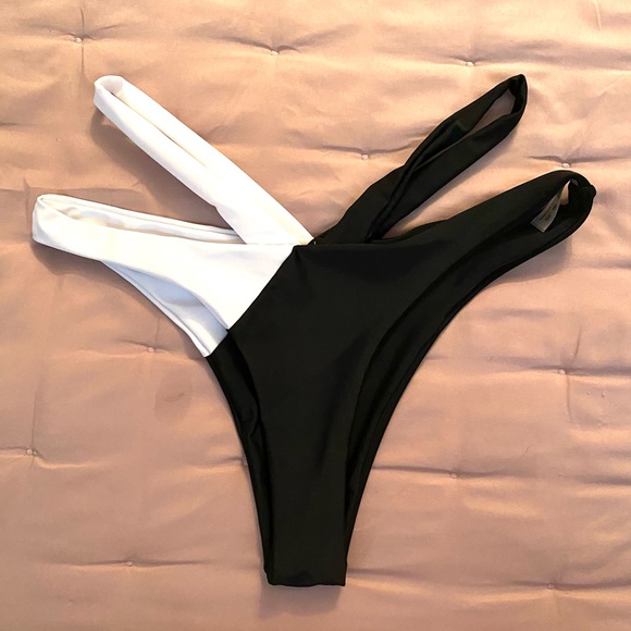 Boutique 2 tone -2 piece Bikini 👙🏄🏻‍♀️🏖 - Picture 4 of 7